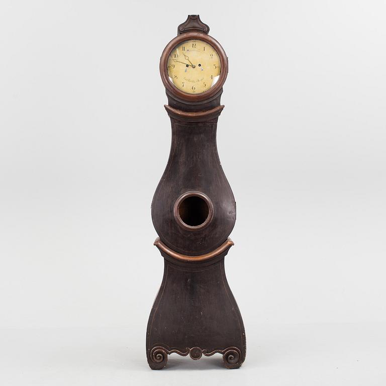 A LATE 18TH CENTURY LONG CASE CLOCK BY CARL FREDRIK FRÉN.