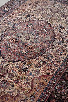 Matto, an antique Teheran probably, ca 317,5-319 x 206,5-215,5 cm.