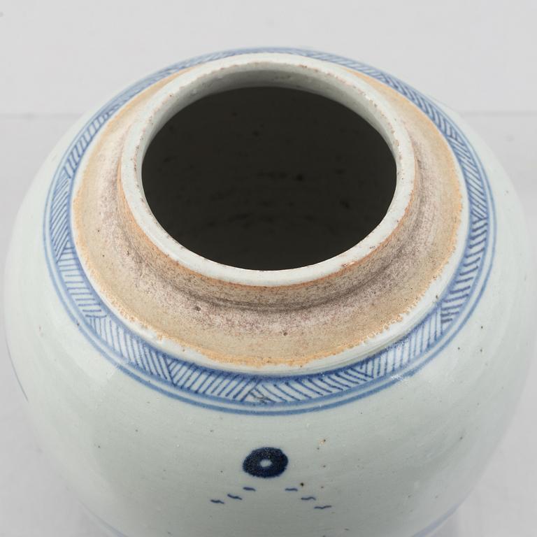 A blue and white porcelain ginger jar with cover, Qing dynasty, 19th century.