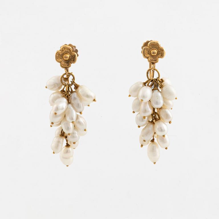 Gold and pearl earrings.