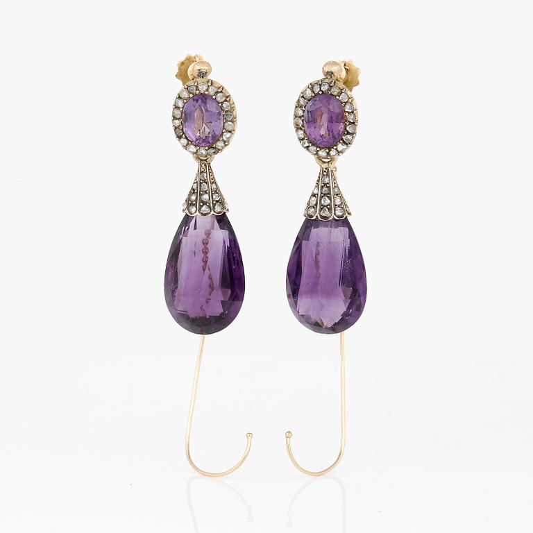 ÖRHÄNGEN, ett par, med fasetterade ametister och rosenslipade diamanter, 1900-talets andra hälft .