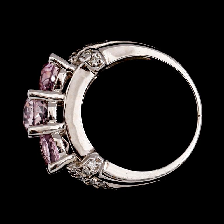 RING, 14 k vitguld, 3 rosa safirer tot ca 4.77 ct, mindre diamanter tot ca 0.16 ct.