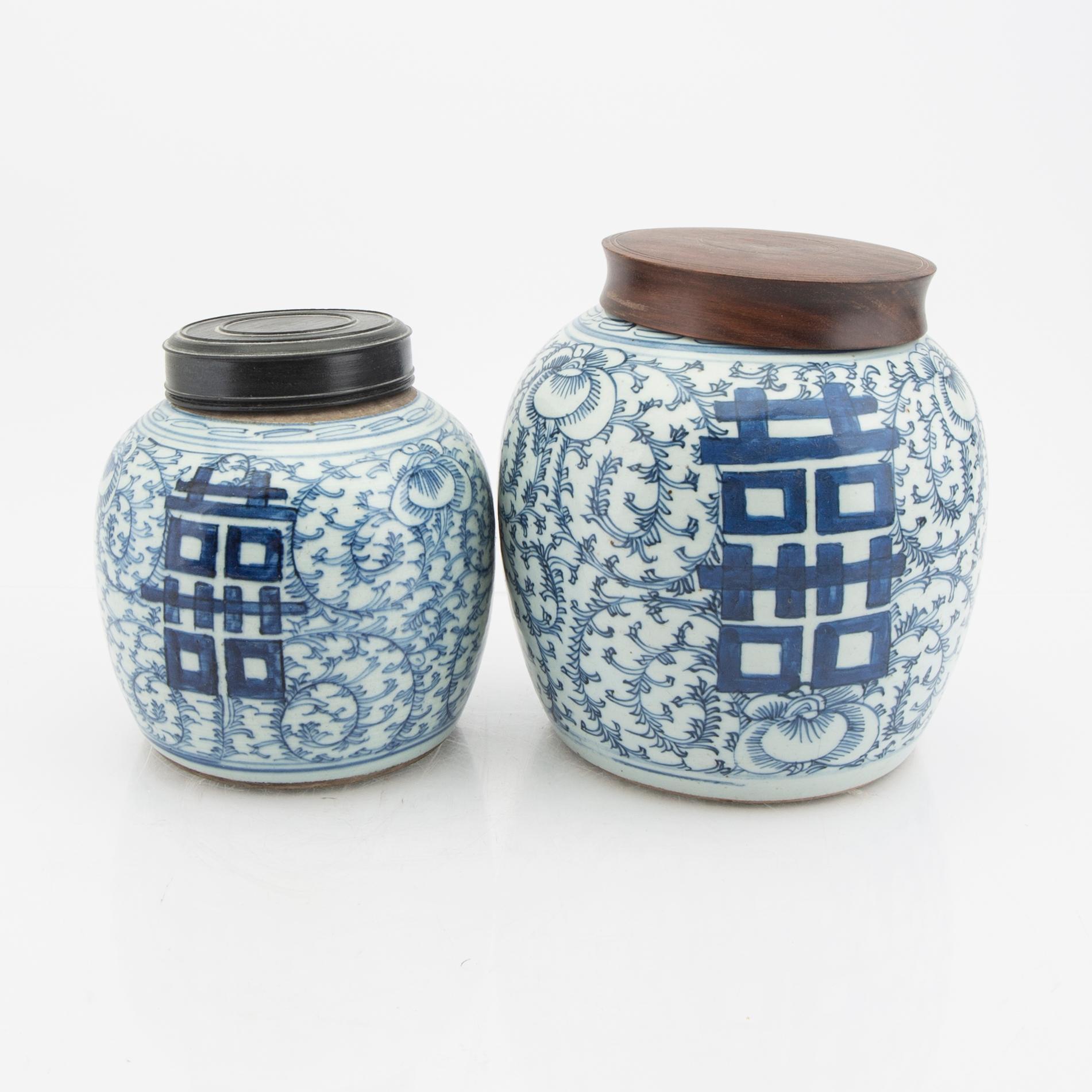 A set of two Chinese porcelan jars with lid 19th/20th century.
