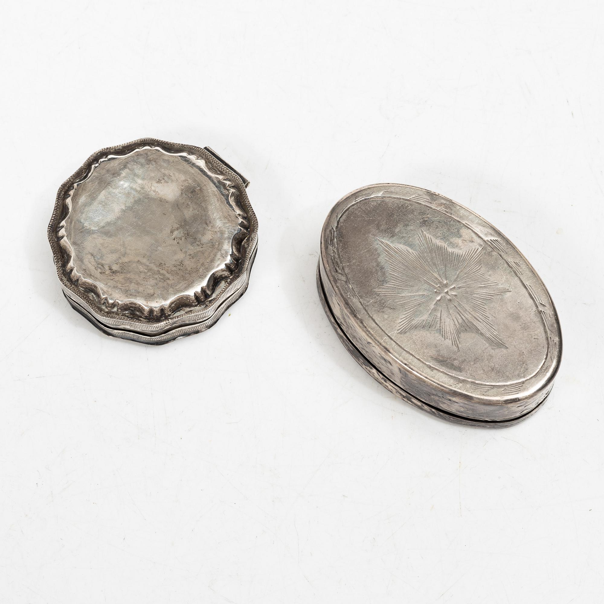 Dosor, 2 st, samt bägare och kopp, silver.