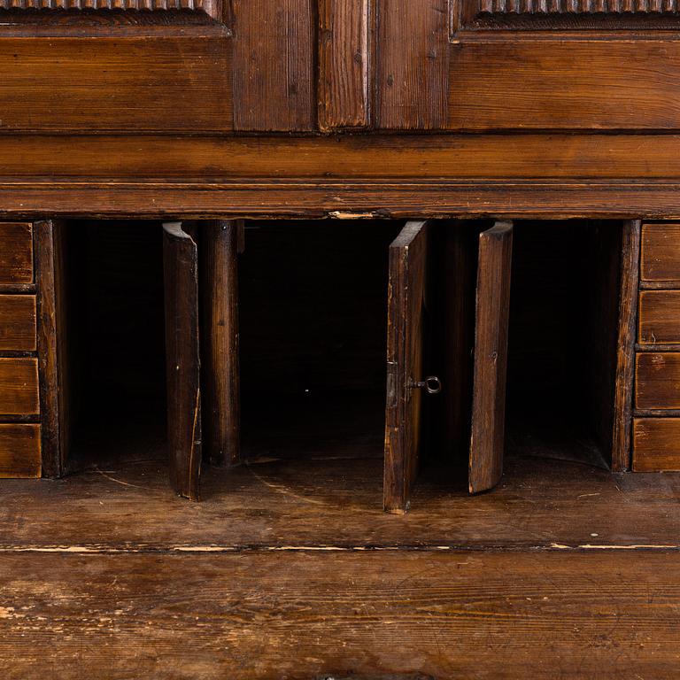 An early 19th Century pine cabinet.