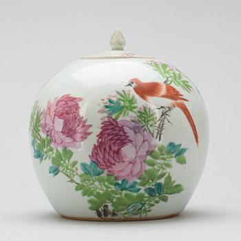 BOJAN MED LOCK, porslin. Kina, sekelskiftet 1900.