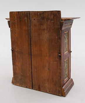 HÄNGSKÅP, allmoge, 1800-tal.