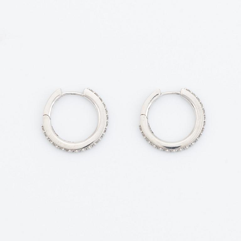 Örhängen, kreoler med briljantslipade diamanter.