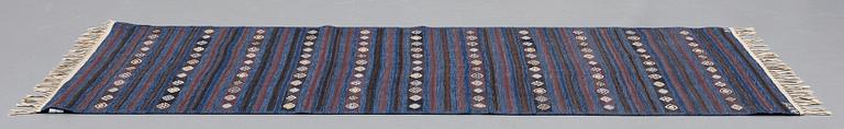 Barbro Nilsson, MATTO, "Blåbär, mörk", flat weave, ca 275,5 x 142,5 cm, signed AB MMF BN.