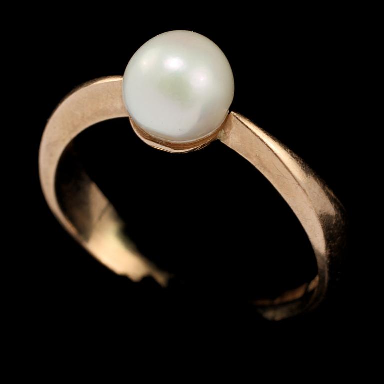 RING, 18k guld samt odlad pärla, Ceson, Göteborg, 1961. Vikt 4 g.
