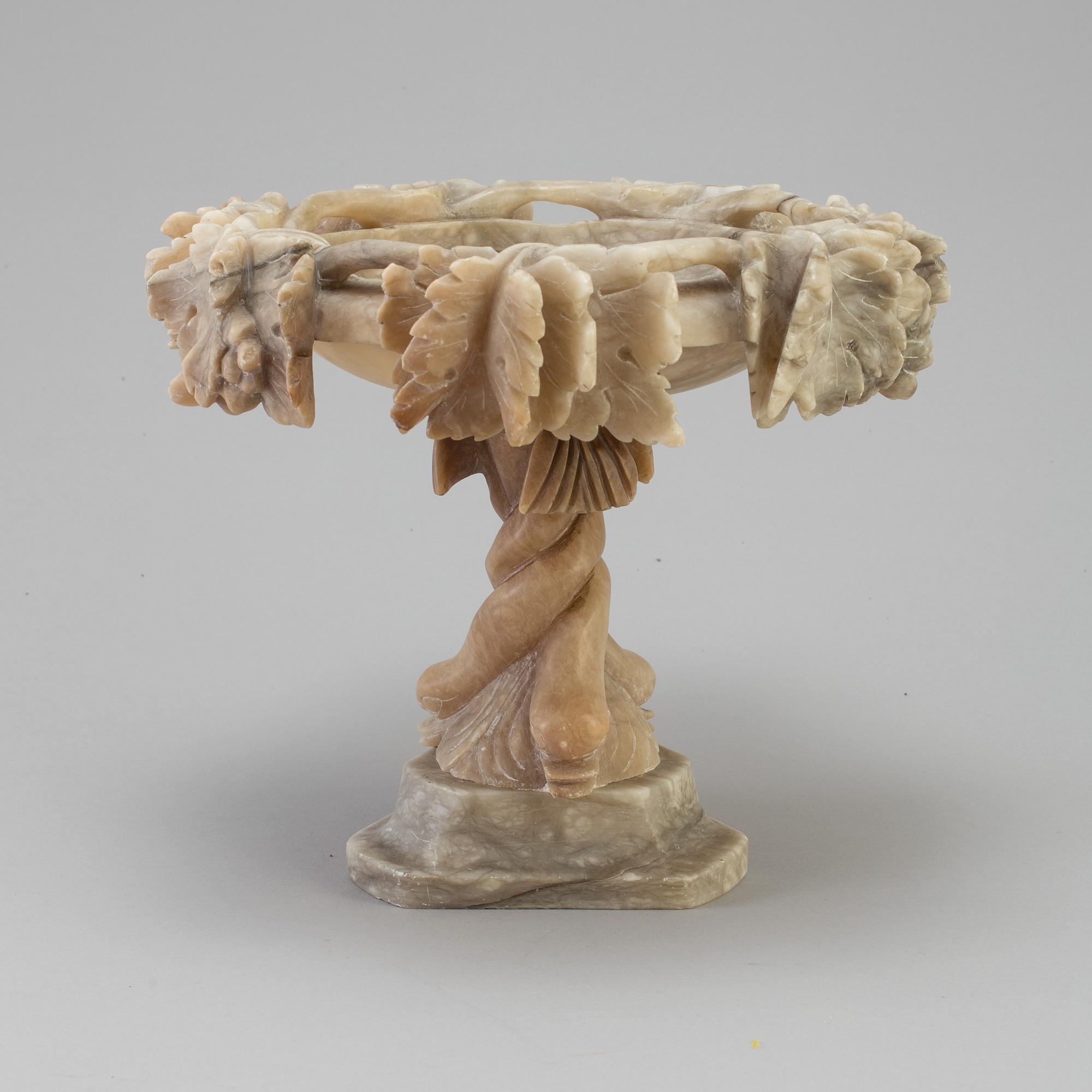 A alabaster tazza ca 1900.