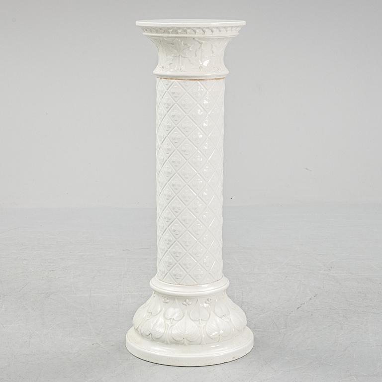 An early 20th Century piedestal.