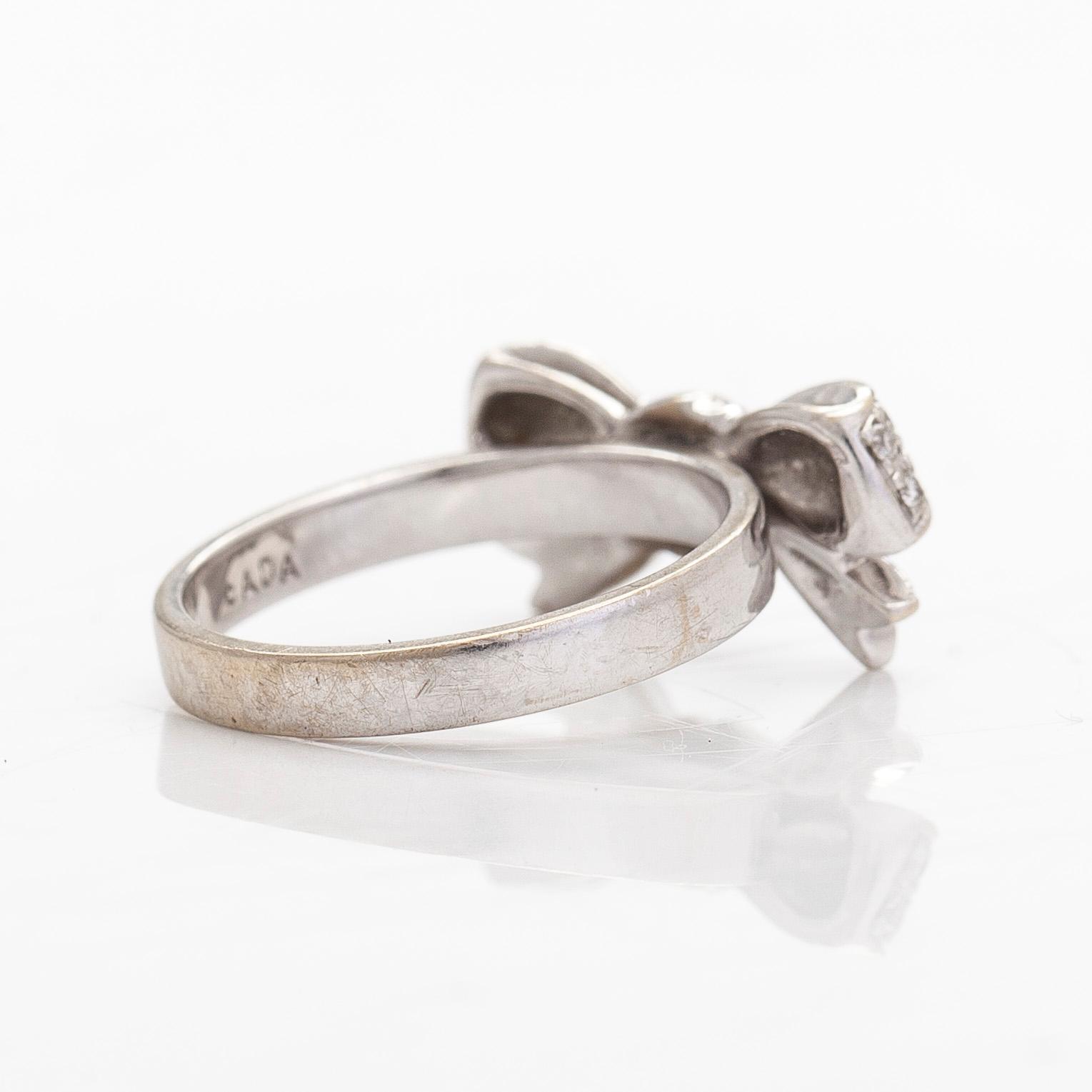 An 18K white gold ring with brilliant-cut diamonds.