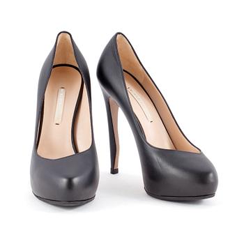 603. NICHOLAS KIRKWOOD, a pair of black leather pumps. Size 37.