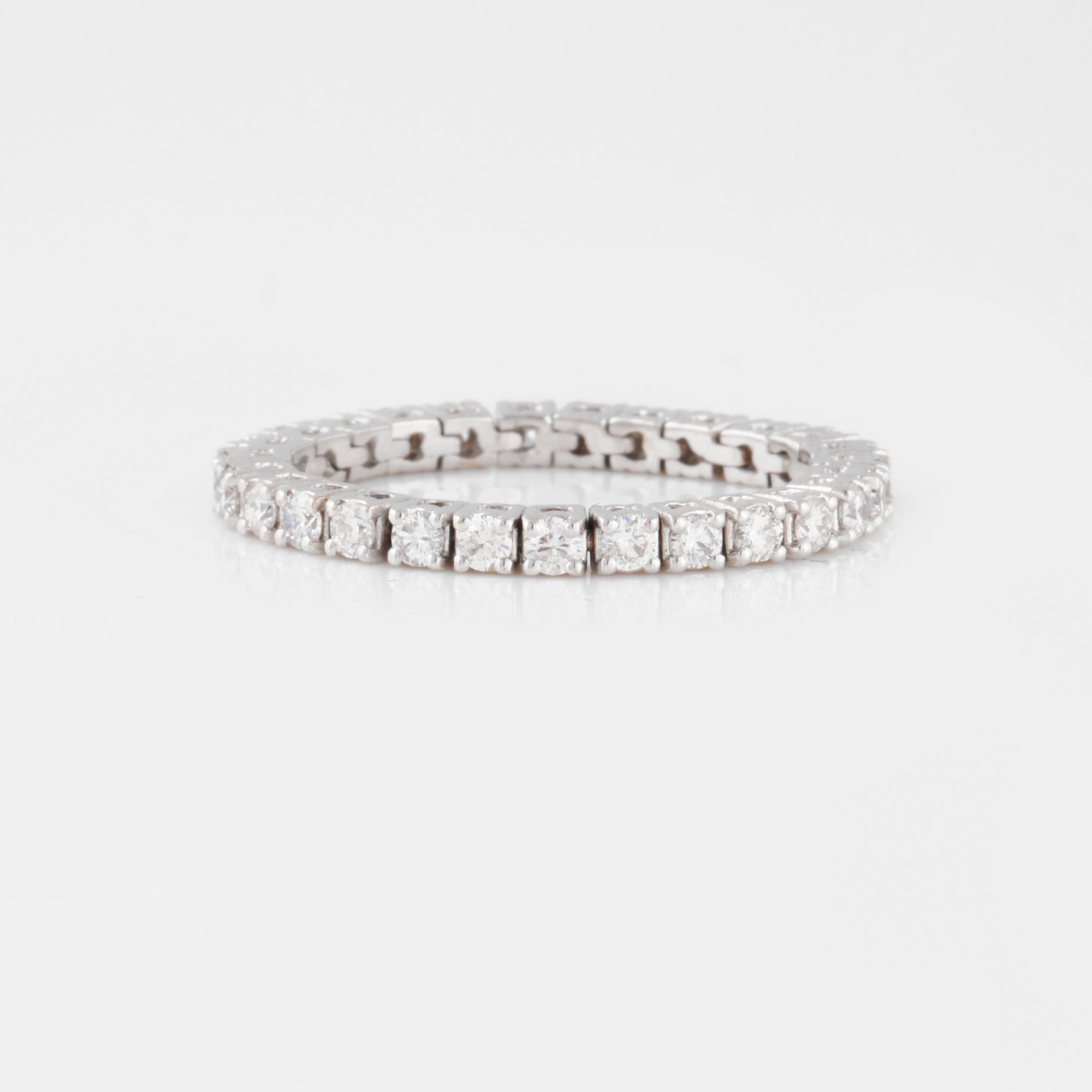 RING, sk eternityring, med briljantslipade diamanter, ca 0.70 ct.
