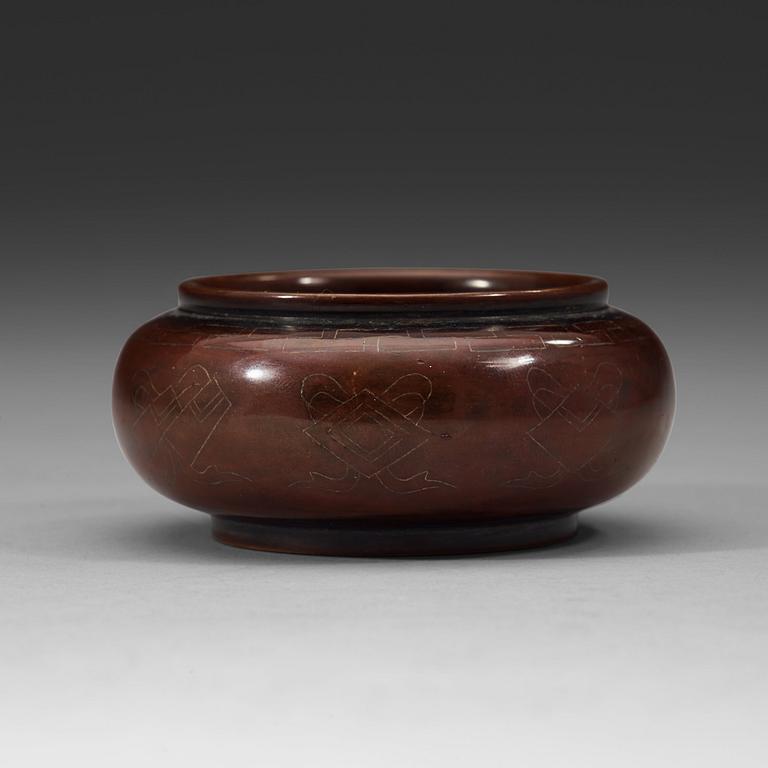 A copper alloy brush pot, late Qing dynasty (1644-1912).