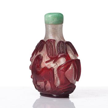 A peking glass snuff bottle with stopper, Qing dynasty, 19th Century.