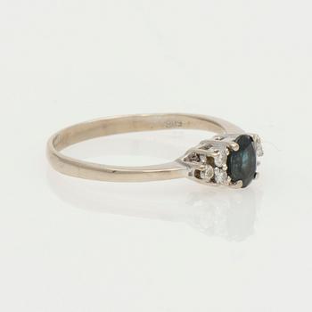 RING, safir, 6 små diamanter, 14K vitguld. Vikt 2,7 g.