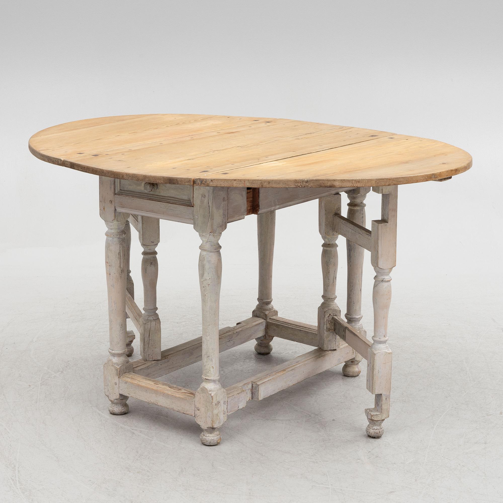 A gate leg table 18th/19th century.