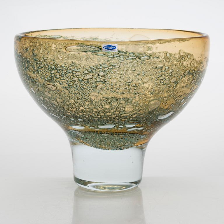 A 'Vulcano' Art Glass bowl, signed Heikki Orvola Nuutajärvi Notsjö, 1975-80.