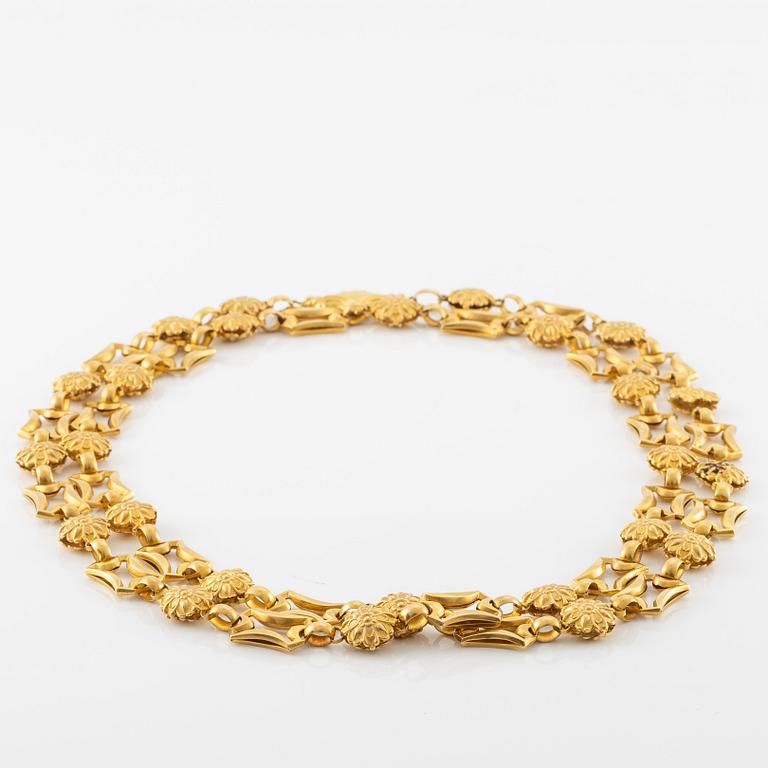 A necklace and a pair of earrings 18K gold, 19th century.