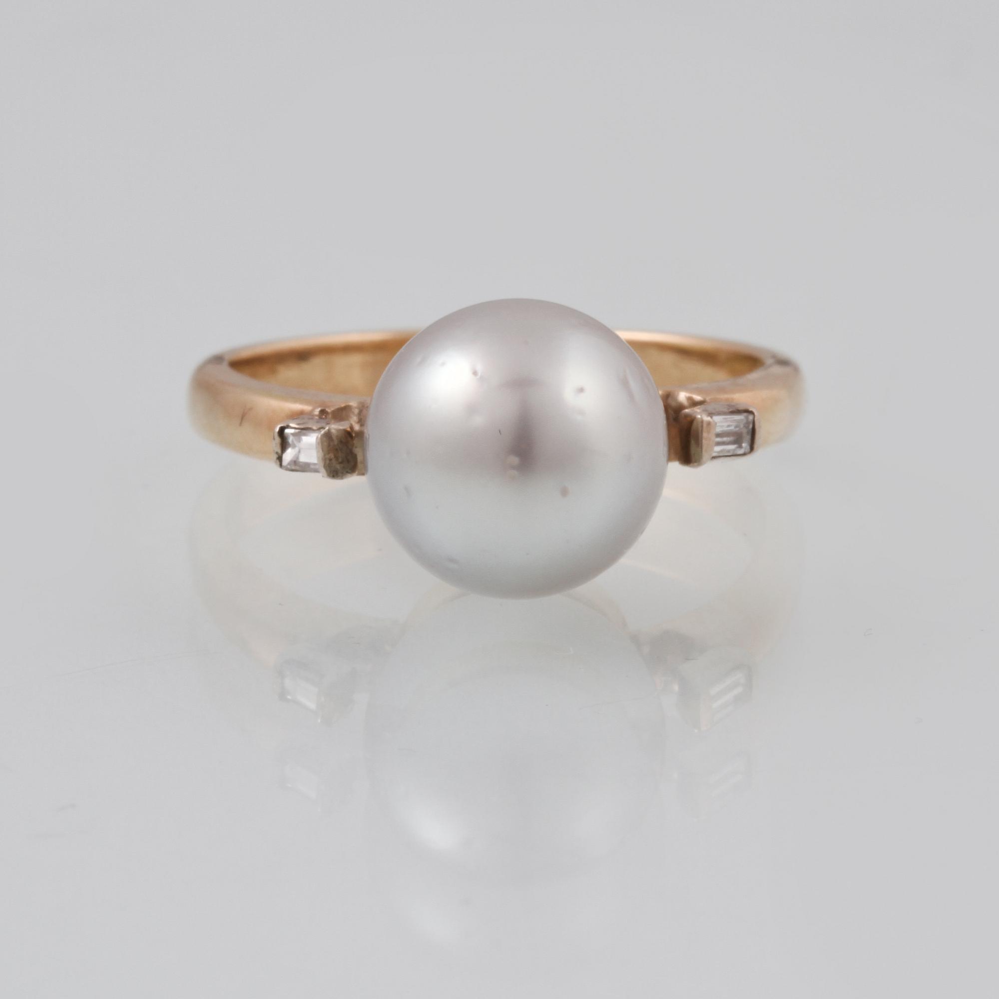 RING, 18K guld med 2 baguettslipade diamanter samt odlad pärla. Vikt 4,2 gram.