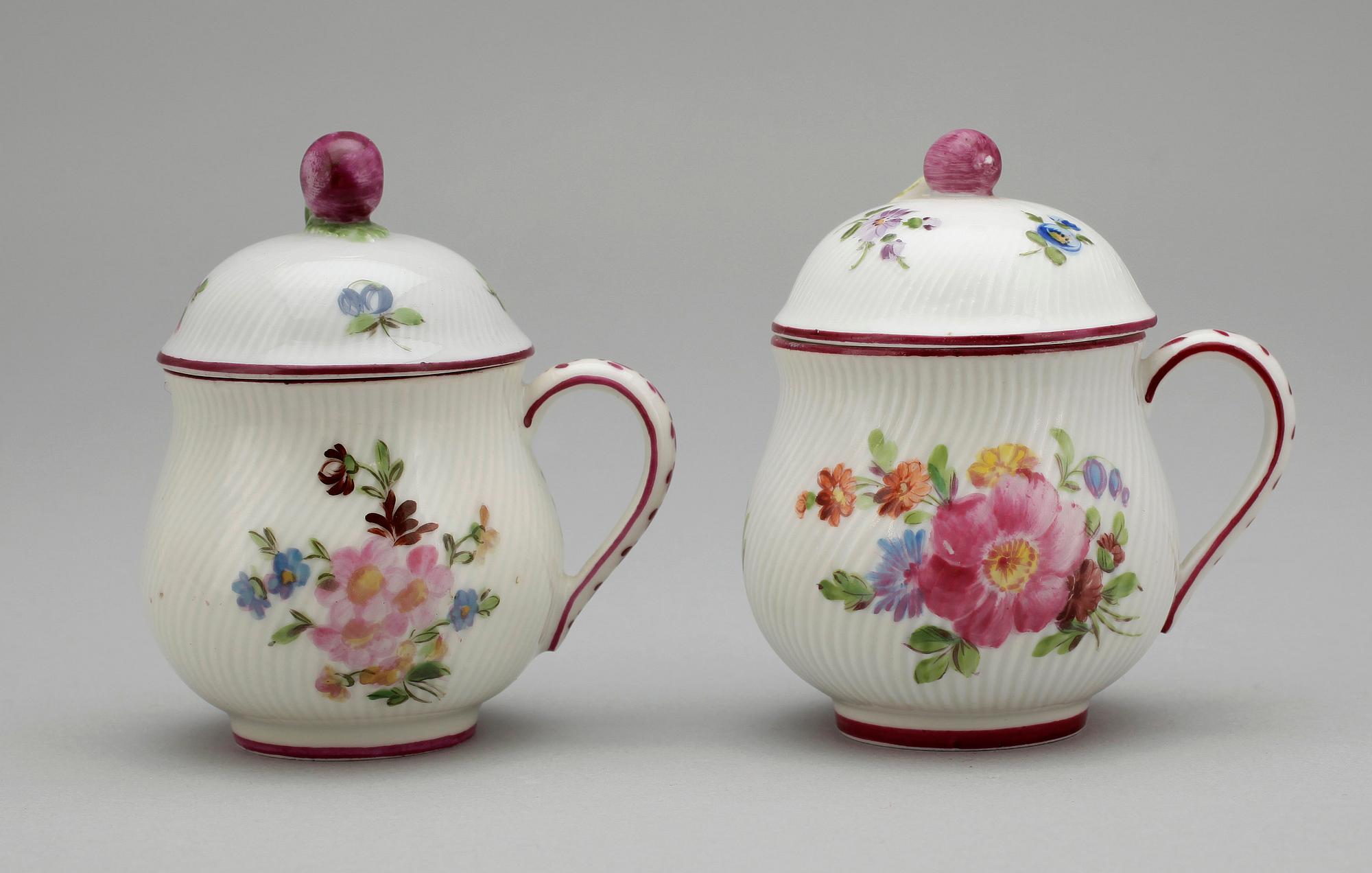 CREMEKOPPAR, 2 st, mjukt porslin, 1700/1800-tal.