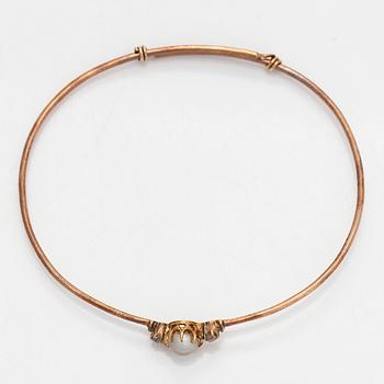 Rannekoru, n. 10K kultaa, viljelty helmi ja vanhahiottuja timantteja.