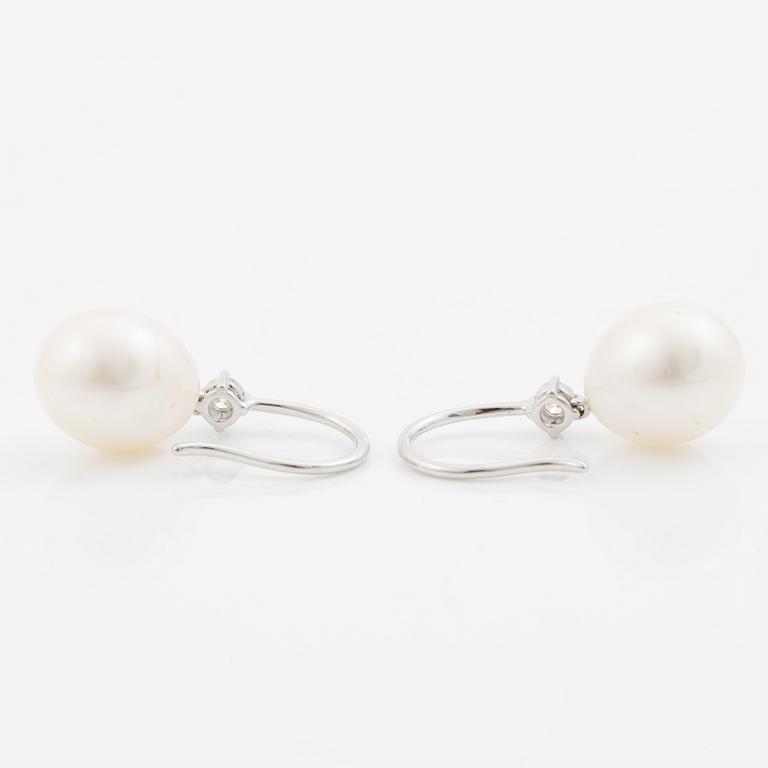 Earrings 18K white gold with cultured pearls and brilliant-cut diamonds.