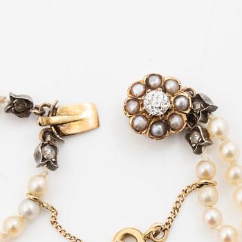 Pearl necklace with a gold clasp set with an old-cut and rose-cut diamonds and pearls.