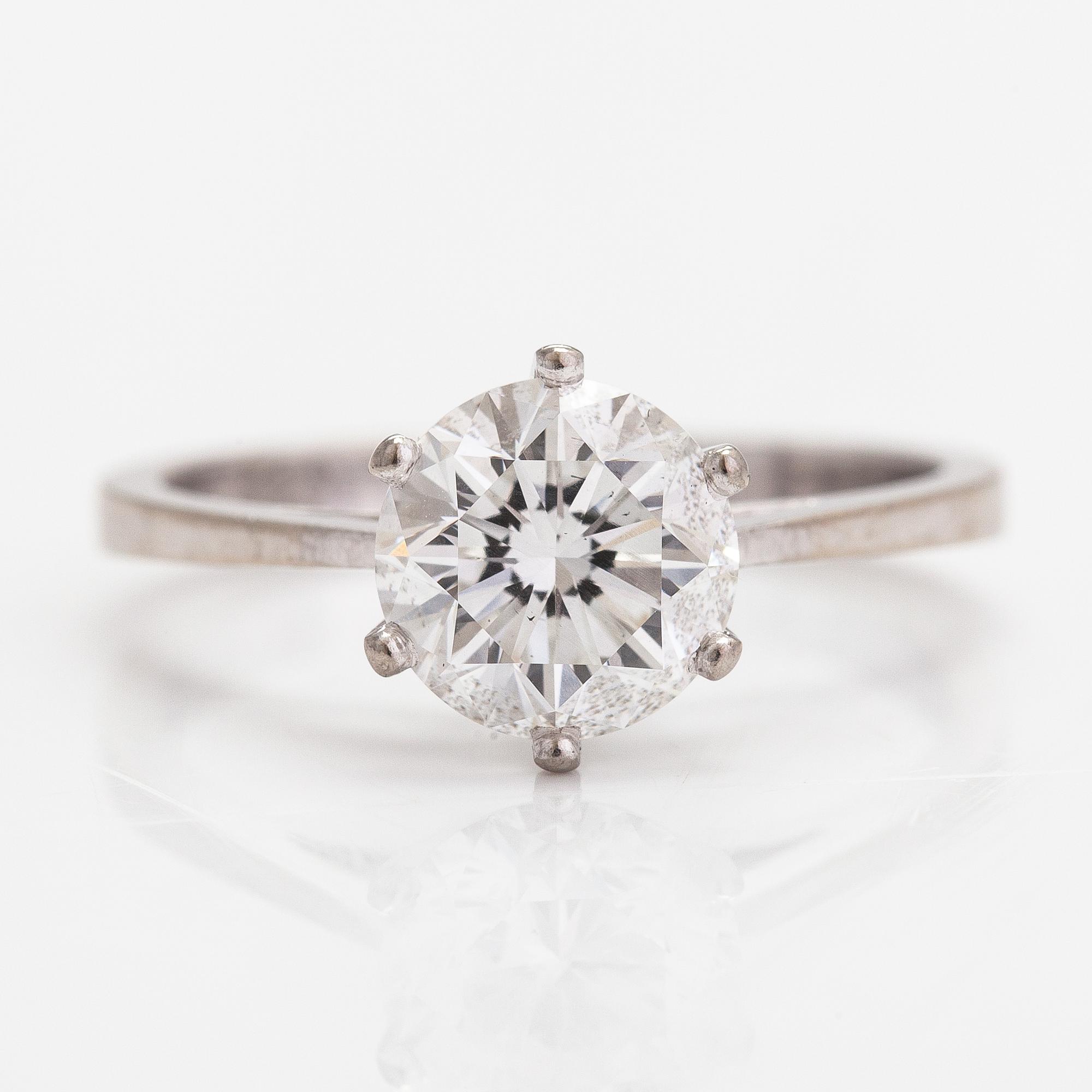 An 18K white gold ring with a 1.58 ct diamond. With certificate.
