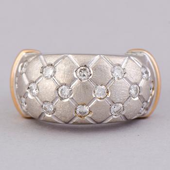 A RING, brilliant cut diamonds, 18K white gold and gold. Italy.