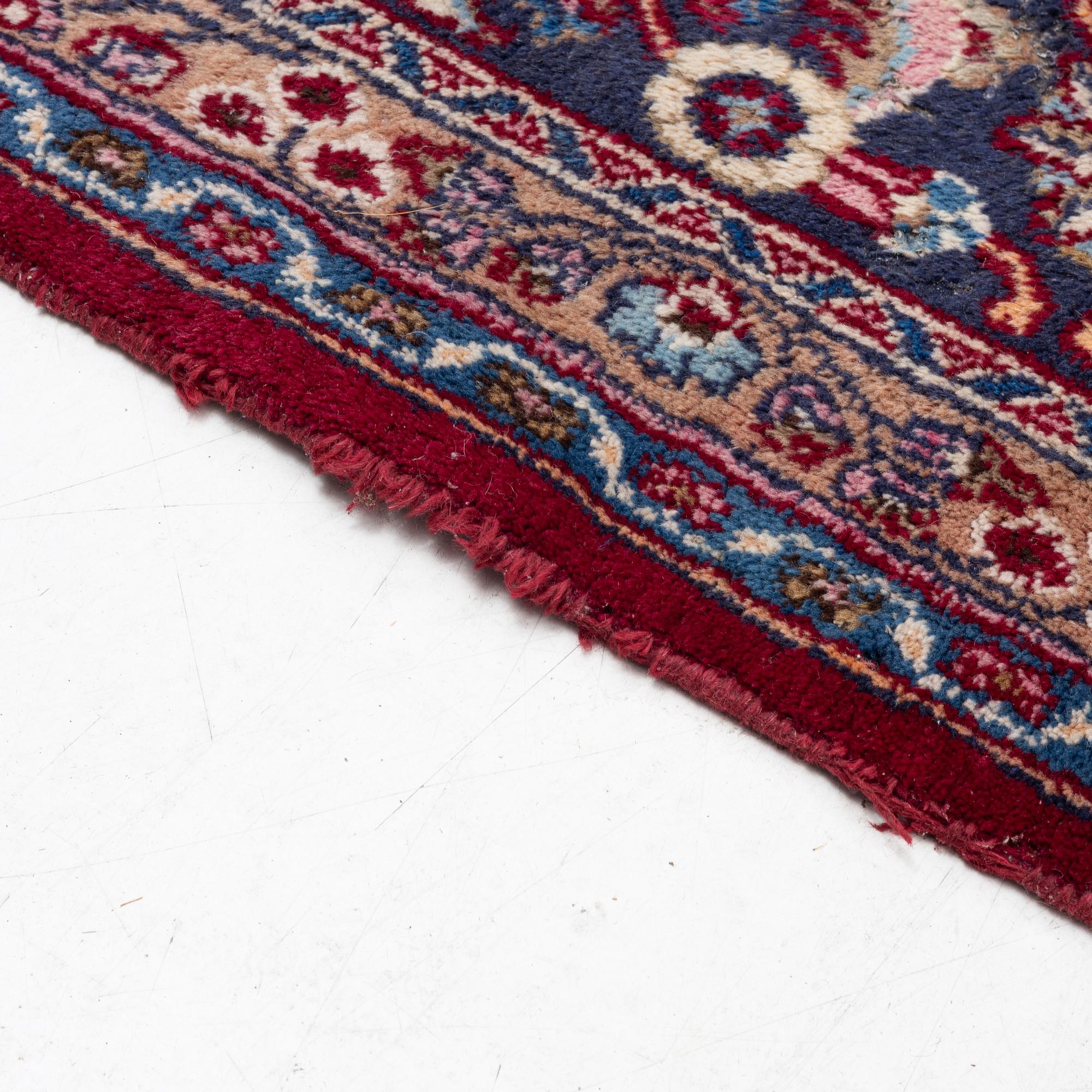 Carpet, Mesh. approx. 388 x 292 cm.