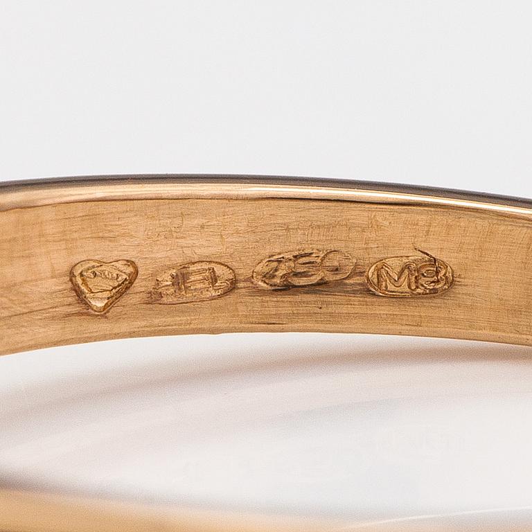 Ring, 18K guld och diamanter ca 1.01 ct tot. AIG-certifikat.