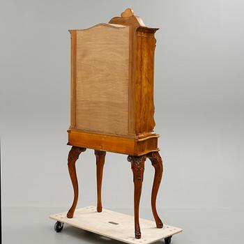 VITRINSKÅP, rokokostil, 1900-talets mitt.