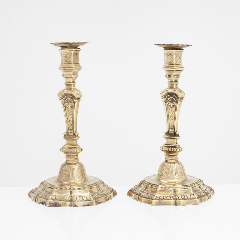 A pair of 18th century bronze candlesticks, Régence, France.