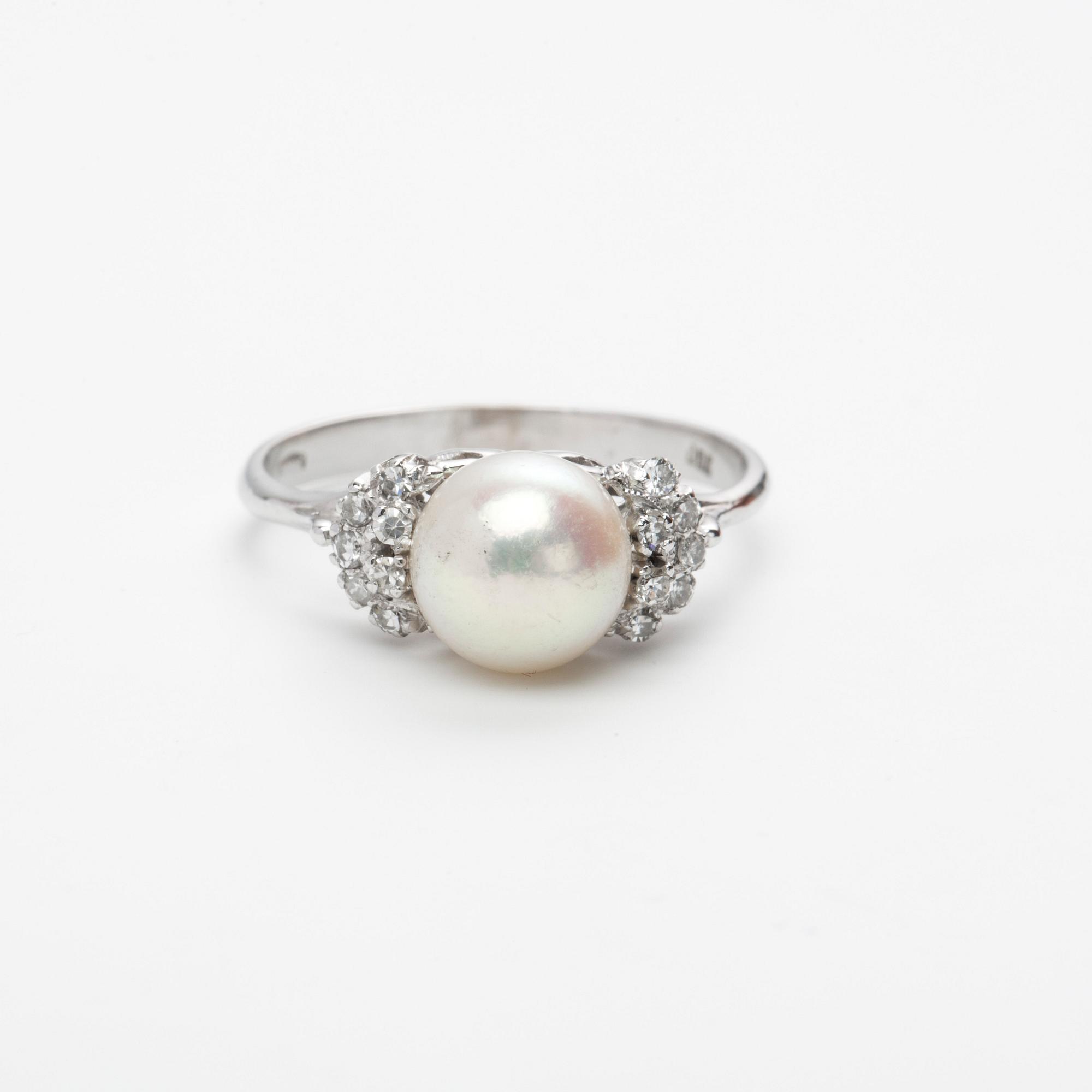 RING, 18K vitguld med odlad saltvattenspärla pärla samt diamanter ca 0.10 ct.