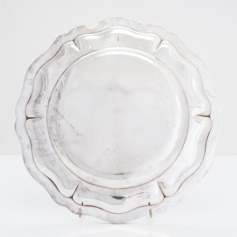 A Japanese pure silver platter with maker's mark Tanaka and jungin mark, around 1900.
