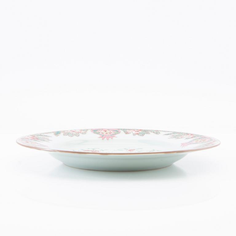 A famille rose dish, Qing dynasty, first half of the 18th century.