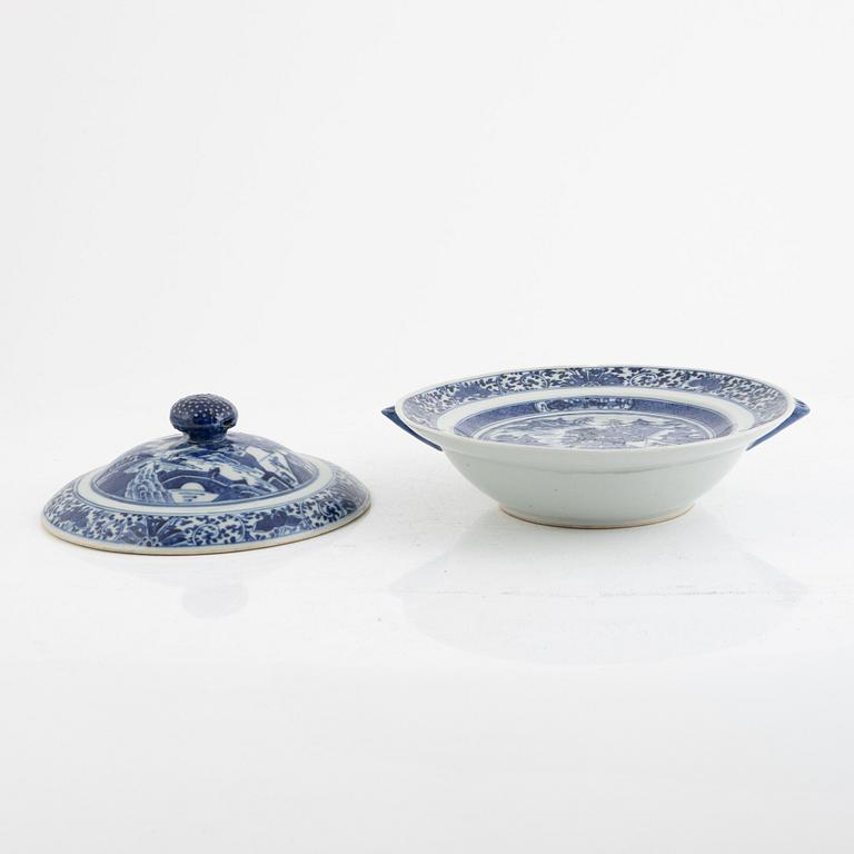 A hot water plate with cover, blue and white export porcelain, China, Qianlong (1736-95).