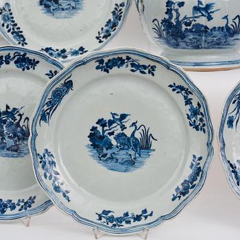 A blue and white dinner service, Qing dynasty, Qianlong (1736-95). (70 pieces).