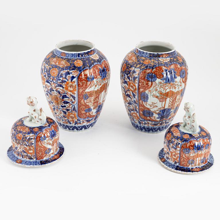 A fine pair of Japanese vases with cover, Meiji period (1868-1912).