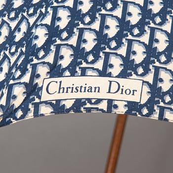 Christian Dior, sateenvarjo, clutch, huivi.