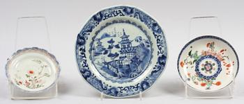 TALLRIKAR SAMT FAT, 5 delar, porslin, Qianlong, Kina, 1700-tal.