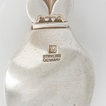 Haarukka ja lusikka, George Jensen, hillolusikka, leimattu Holm, sekä tarjoiluastia, hopeaa, Kööpenhamina n.1930-33.