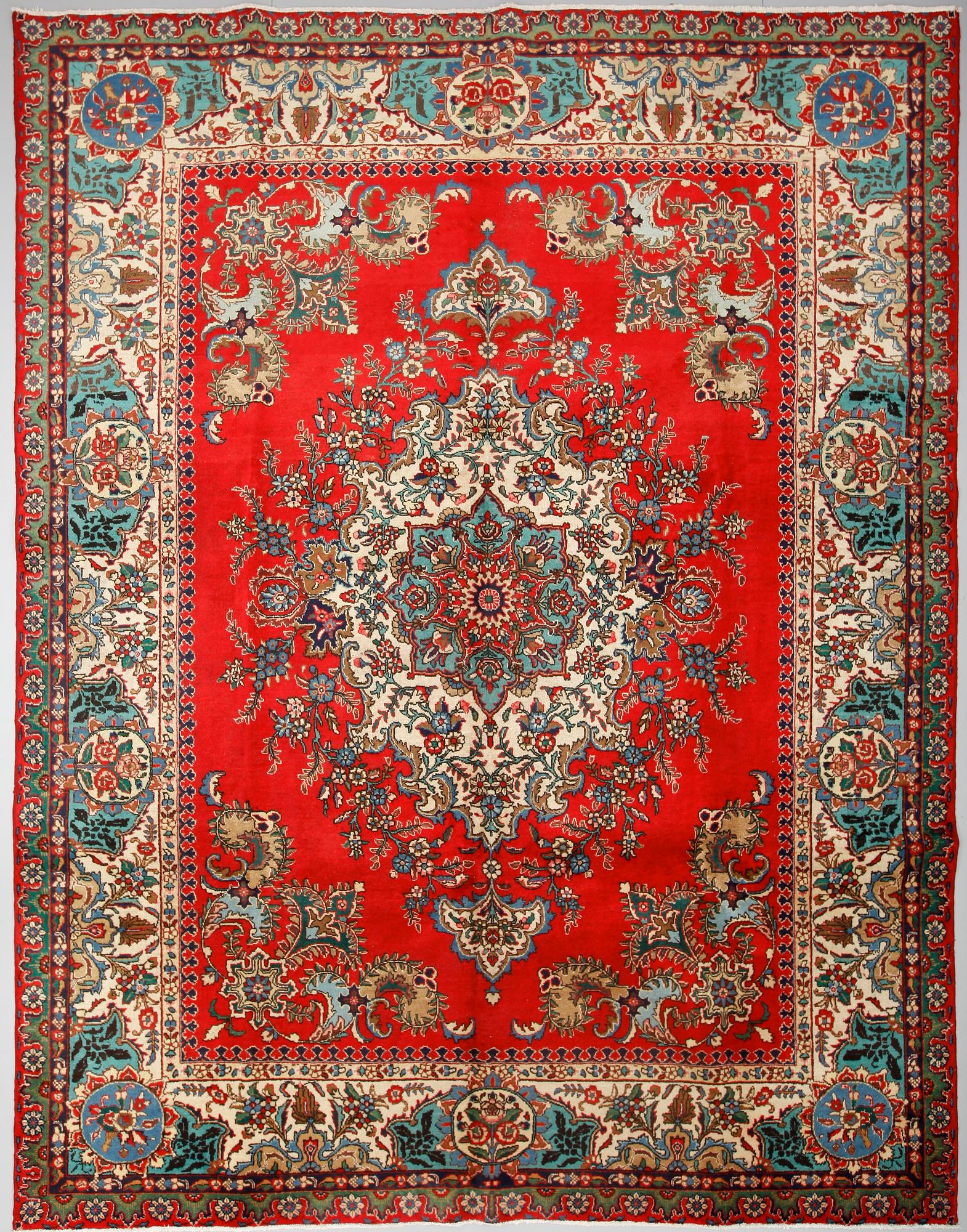 MATTA, Täbriz, ca 386 x 302 cm.
