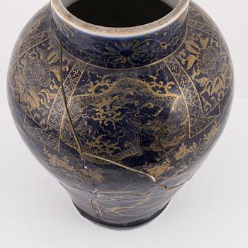 A lidded porcelain urn, genroku, Japan, 18th century.