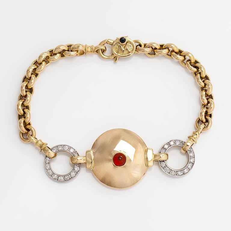 Rannekoru, 18K kultaa, timantteja, safiiri ja karneoli. Italia.