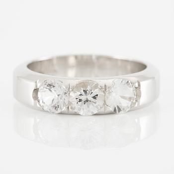 Ring 14K vitguld med tre vita safirer.