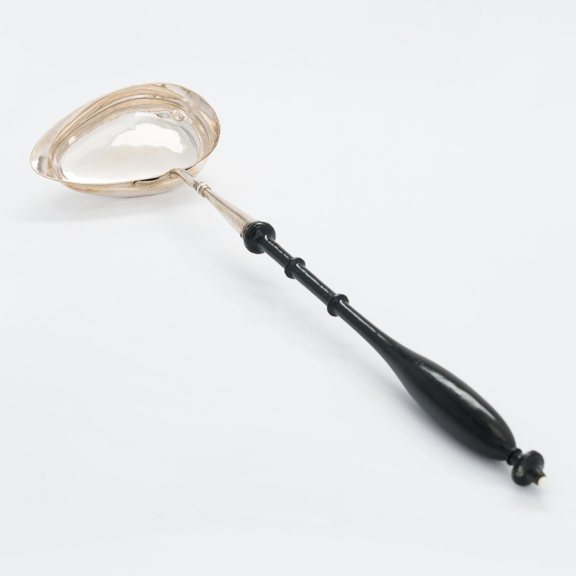 Wilhelm Fahlström, soppslev, silver, Helsingfors 1818-28 och Hjalmar Fagerroos' sockerskål, silver, Helsingfors 1909.